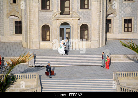 Couple de mariage mariée marié dans miniture réplique de Moszna Château en basse Silésie Kowary Parc Miniature, Pologne Banque D'Images