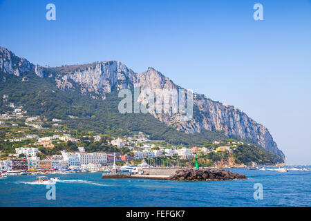 Entrée du port de Capri, Italie. Bateaux près de brise-lames avec green lighthouse Banque D'Images