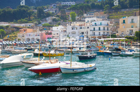 Port de l'île de Capri, Italie. Maisons colorées et plaisir bateaux amarrés Banque D'Images