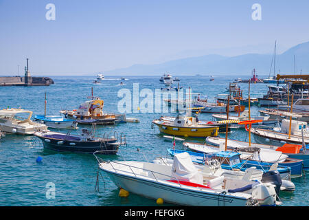 Bateaux de plaisance amarrés dans le port de l'île de Capri, Italie Banque D'Images