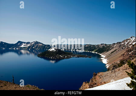 Le lac du cratère de l'île de l'assistant et avec la neige sur les sommets bordant la caldeira. Clair, sans nuages, et peu de vent. Banque D'Images