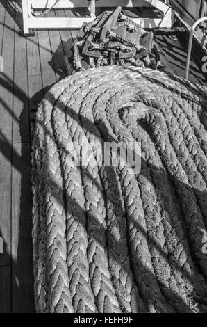 Les cordages tressés dans les baies d'un ancien navire à voile Banque D'Images