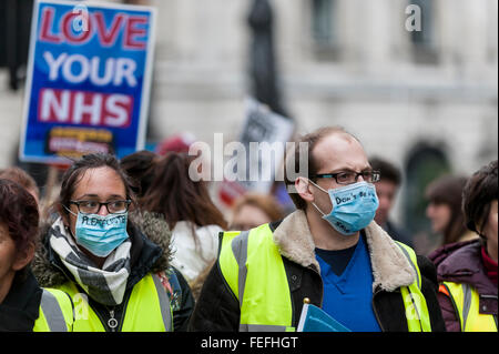 Londres, Royaume-Uni. 6 février 2016. Les médecins se retrouvent pour une scène de "masquée" mars Waterloo Place à Downing Street pour protester contre les salaires et les conditions. La manifestation vient de l'avant 24 heures d'une grève en raison de commencer le 10 février, lorsque les médecins à l'échelle du pays, fournir des soins d'urgence qu'à partir de 8h. Crédit : Stephen Chung / Alamy Live News Banque D'Images