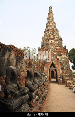 En forme de chedi de chapelles et de décapiter les statues de bouddha, wat chaiwatthanaram, Ayutthaya, Thaïlande, Asie. Banque D'Images