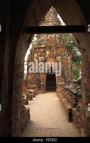 En forme de chedi de chapelles et de décapiter les statues de bouddha, wat chaiwatthanaram, Ayutthaya, Thaïlande, Asie. Banque D'Images