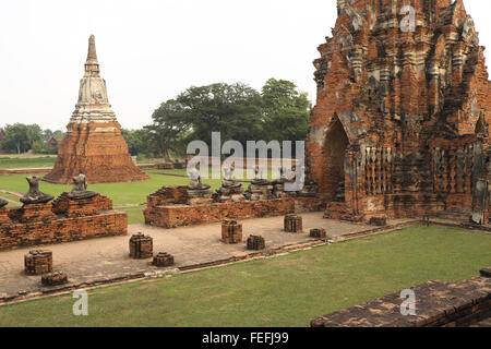 En forme de chedi de chapelles et de décapiter les statues de bouddha, wat chaiwatthanaram, Ayutthaya, Thaïlande, Asie. Banque D'Images