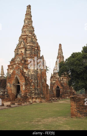 En forme de chedi de chapelles et de décapiter les statues de bouddha, wat chaiwatthanaram, Ayutthaya, Thaïlande, Asie. Banque D'Images