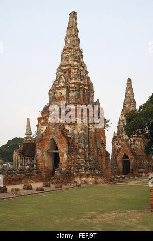 En forme de chedi de chapelles et de décapiter les statues de bouddha, wat chaiwatthanaram, Ayutthaya, Thaïlande, Asie. Banque D'Images