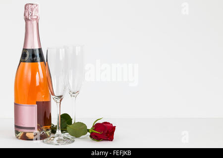 Valentines Day bouteille champagne, flûtes et rose Banque D'Images