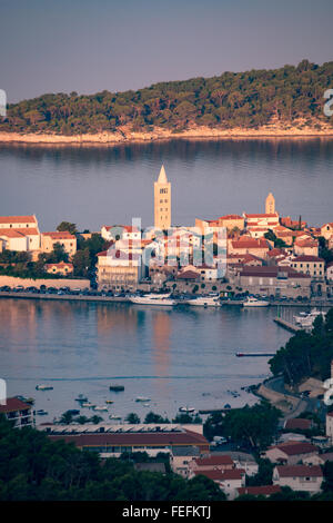 Vue de la ville de Rab, station touristique croate célèbre pour ses quatre clochers. Banque D'Images