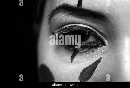 Close up noir et blanc de la moitié d'un visage de femme Banque D'Images