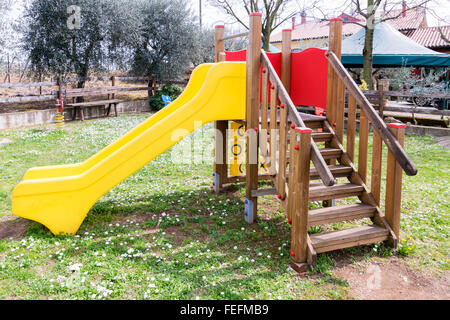 Accessible aux enfants dans une aire de jeux extérieure. Banque D'Images