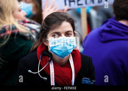 Londres, Royaume-Uni. 6e février 2016. Des milliers de jeunes médecins NHS appuyée par des étudiantes en soins infirmiers sur une manifestation de masse contre les changements proposés à leurs contrats qui pourraient voir coupes dans leurs chaînes. Ils ont marché de Waterloo Place à Downing Street, où ils avaient une audience à pour plus de 30 minutes. Le rassemblement a été suivi par le créateur de mode, Vivienne Westwood qui todl la foule 'Les médecins en sont l'avenir et vous allez gagner. Vous vous battez pour protéger le Service national de santé, le NHS. Pour la protéger des compressions gouvernementales. Nous avons besoin de plus de médecins non moins de médecins. Credit : Dinendra Haria/Alamy vivre Banque D'Images