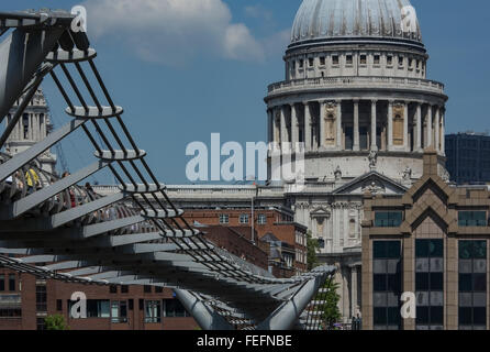 Vue de la Cathédrale St Paul, à Londres avec le Millenium Bridge Banque D'Images