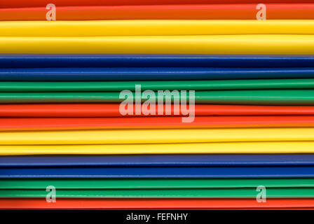 Close-up de plastique de couleur vive d'épines en forme de dossier Banque D'Images