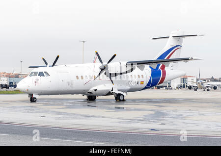 -Avions ATR 42-300-, -d- Swiftair décollent compagnie aérienne, est stationné à l'extérieur de la piste, à l'aéroport de Madrid-Barajas. Banque D'Images