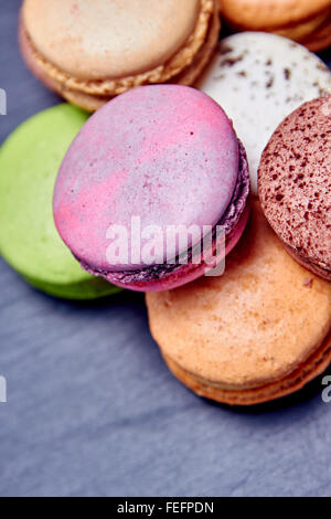 Mélange de macarons sur fond gris Banque D'Images