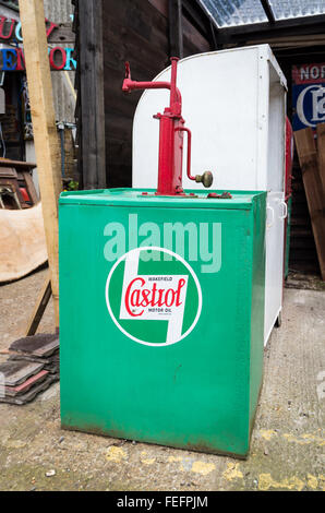 Castrol vintage Vert (probablement 1940-50's) de la pompe à huile moteur peut à Battlesbridge Motorcycle Museum dans l'Essex, au Royaume-Uni. Banque D'Images