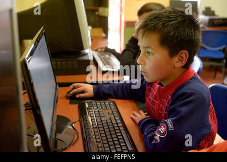 Garçon à un ordinateur, d'un cours de sciences sociales, projet, Bogota, Colombie Banque D'Images