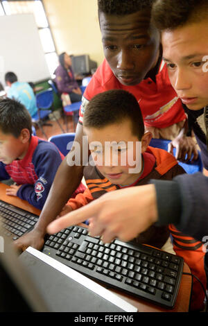 Cours de sciences de l'ordinateur, deux adolescents travaillant à l'ordinateur avec un professeur, projet social, Bogota, Colombie Banque D'Images