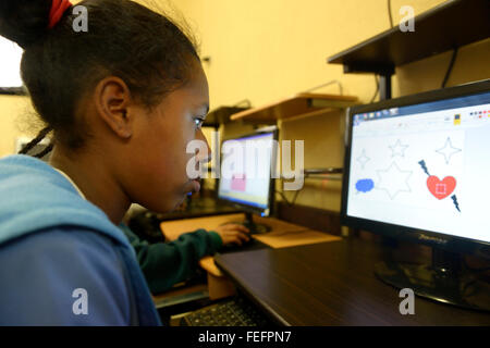 Fille à un ordinateur, d'un cours de sciences sociales, projet, Bogota, Colombie Banque D'Images