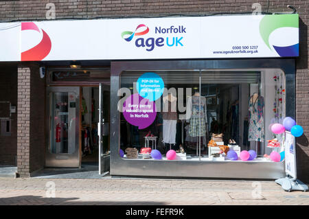 Age UK Norfolk magasin de charité à King's Lynn High Street. Banque D'Images