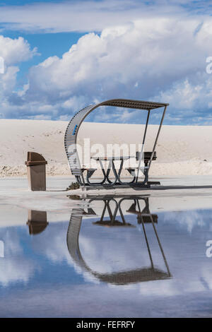 Ère de l'espace les abris de pique-nique sous l'étang de fortes pluies récentes à White Sands National Monument, Nouveau-Mexique, États-Unis Banque D'Images