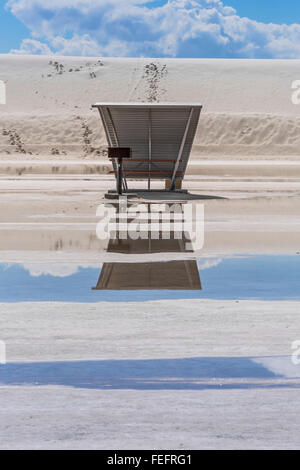 Ère de l'espace les abris de pique-nique sous l'étang de fortes pluies récentes à White Sands National Monument, Nouveau-Mexique, États-Unis Banque D'Images