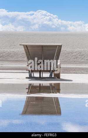 Ère de l'espace les abris de pique-nique sous l'étang de fortes pluies récentes à White Sands National Monument, Nouveau-Mexique, États-Unis Banque D'Images