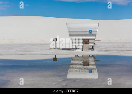 Ère de l'espace les abris de pique-nique sous l'étang de fortes pluies récentes à White Sands National Monument, Nouveau-Mexique, États-Unis Banque D'Images