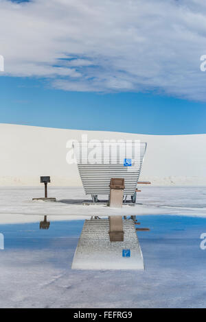 Ère de l'espace les abris de pique-nique sous l'étang de fortes pluies récentes à White Sands National Monument, Nouveau-Mexique, États-Unis Banque D'Images