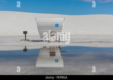 Ère de l'espace les abris de pique-nique sous l'étang de fortes pluies récentes à White Sands National Monument, Nouveau-Mexique, États-Unis Banque D'Images