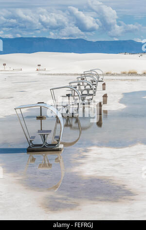 Ère de l'espace les abris de pique-nique sous l'étang de fortes pluies récentes à White Sands National Monument, Nouveau-Mexique, États-Unis Banque D'Images