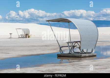 Ère de l'espace les abris de pique-nique sous l'étang de fortes pluies récentes à White Sands National Monument, Nouveau-Mexique, États-Unis Banque D'Images