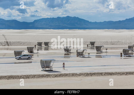 Ère de l'espace les abris de pique-nique à White Sands National Monument dans le bassin de Tularosa, New Mexico, USA Banque D'Images