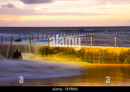 Sydney, Australie. 07Th Feb 2016. Lever du soleil sur la plage de Bilgola et rock piscine sur plages du nord de Sydney, Nouvelle Galles du Sud, Australie : modèle de crédit10/Alamy Live News Banque D'Images