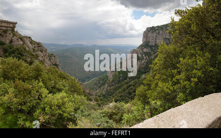 High angle vue panoramique sur la vallée de la rivière Llobregat à partir de la gare supérieure du téléphérique de Montserrat Montserrat Aeri à monast Banque D'Images