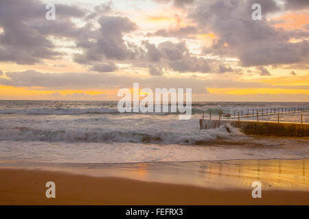 Sydney, Australie. 07Th Feb 2016. Lever du soleil sur la plage de Bilgola et rock piscine sur plages du nord de Sydney, Nouvelle Galles du Sud, Australie : modèle de crédit10/Alamy Live News Banque D'Images