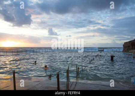 Sydney, Australie. 07Th Feb 2016. Bilgola beach et le lever du soleil sur la piscine rock à l'aube sur les plages du nord de Sydney, Nouvelle Galles du Sud, Australie : modèle de crédit10/Alamy Live News Banque D'Images