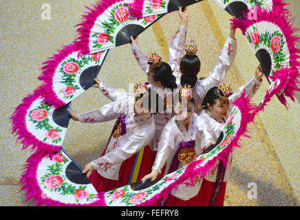 New York, USA. Feb 6, 2016. Les interprètes dansent la danse du ventilateur au Metropolitan Museum of Art à Manhattan, New York, États-Unis, 6 février 2016. Le Metropolitan Museum of Art a tenu son assemblée annuelle le festival du Nouvel An lunaire pour célébrer le Nouvel An chinois le samedi. © Wang Lei/Xinhua/Alamy Live News Banque D'Images