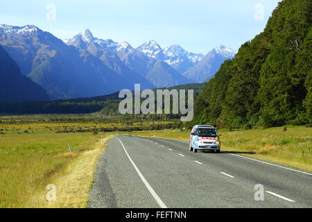 Les voyageurs qui Te Anau - Milford l'autoroute en direction des Alpes du Sud près de Te Anau, Fiordland, Nouvelle-Zélande. Banque D'Images