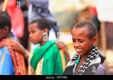 SENBETE, Ethiopie-24 mars : l'Amharique jeunes bergers garder leur bétail-dromadaire chameaux et attendre pour les vendre sur le marché. Banque D'Images