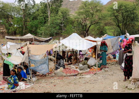 SENBETE, Ethiopie-24 mars : des femmes de mettre en place leurs stands dans le marché du dimanche où l'Amhara afar-oromo-peuples. Banque D'Images