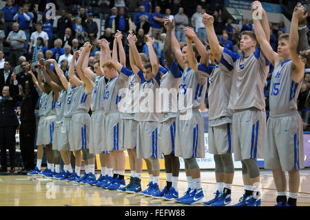 Colorado Springs, Colorado, États-Unis. Feb 6, 2016. Les joueurs de l'Armée de l'air de célébrer à la suite d'un jeu de basket-ball de NCAA entre les Broncos de Boise State University et de l'Air Force Academy Falcons à Clune Arena, United States Air Force Academy, Colorado Springs, Colorado. Air Force bat Boise State 61-53. © csm/Alamy Live News Banque D'Images