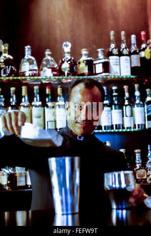Paris, France, Bartender mélange des cocktails, au French Bar, 'The Plaza Hotel' travailler la nuit, à l'intérieur du pub, alcool santé publique Banque D'Images