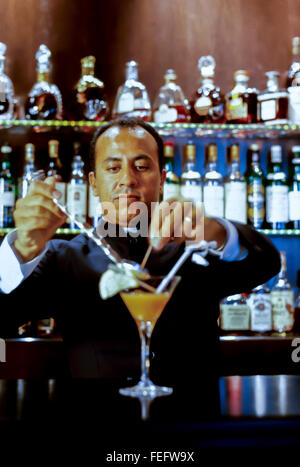 Paris, France, Bartender mélange de cocktails, au French Bar, au Plaza Hotel, à l'intérieur du bar france, alcool santé publique Banque D'Images