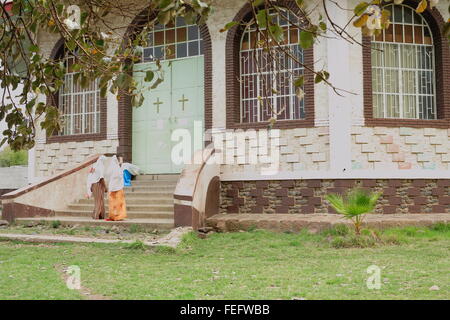 Les femmes fidèles-base de l'escalier menant à la porte fermée de Bete Gebriel-St.Gabriel église chrétienne orthodoxe-Kombolcha-Ethiopia. Banque D'Images