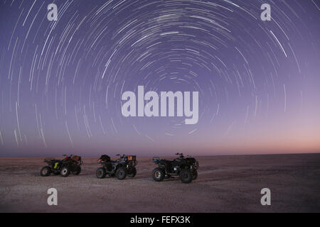 Quad dans le cadre d'un star trail. Banque D'Images