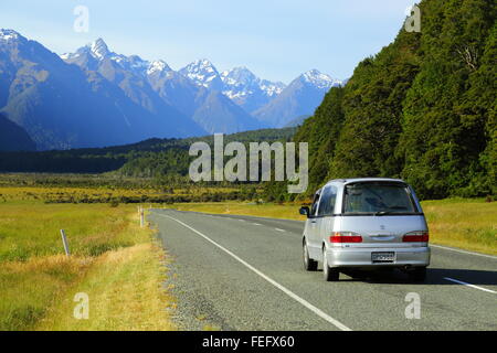 Les voyageurs qui Te Anau - Milford l'autoroute en direction des Alpes du Sud près de Te Anau, Fiordland, Nouvelle-Zélande. Banque D'Images