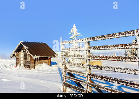 Chalet en bois dans la montagne Kopaonik, Serbie à l'hiver Banque D'Images